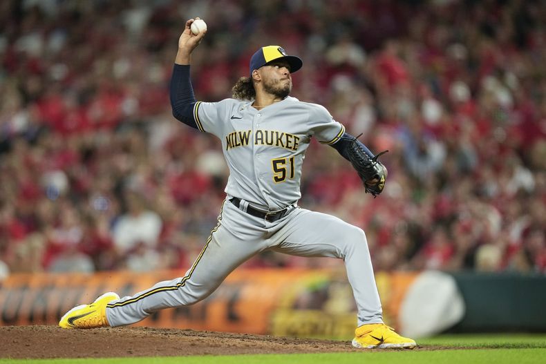El dominicano Freddy Peralta, de los Cerveceros de Milwaukee, lanza en el juego del sábado 15 de julio de 2023, ante los Rojos de Cincinnati (AP Foto/Darron Cummings)