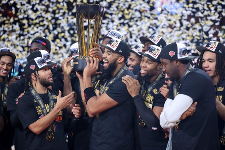 Los Knicks de Nueva York celebran la victoria ante los Spurs de San Antonio en la final de la Copa NBA, el 16 de diciembre de 2025, en Las Vegas. (AP Foto/Ian Maule)