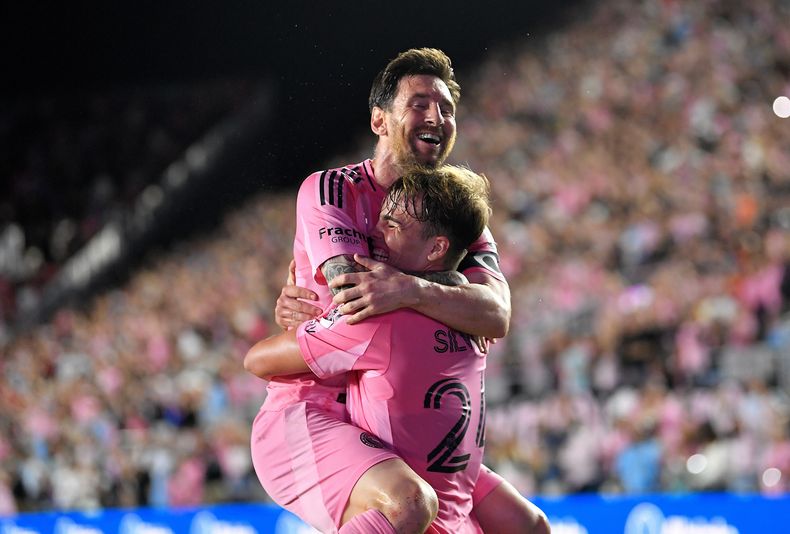 Lionel Messi, del Inter Miami, festeja con su compañero y compatriota argentino Mateo Silvetti, luego de anotar en el tercer partido de la ronda inicial de los playoffs de la MLS ante el Nashville, el sábado 8 de noviembre de 2025 (AP Foto/Michael Laughlin)