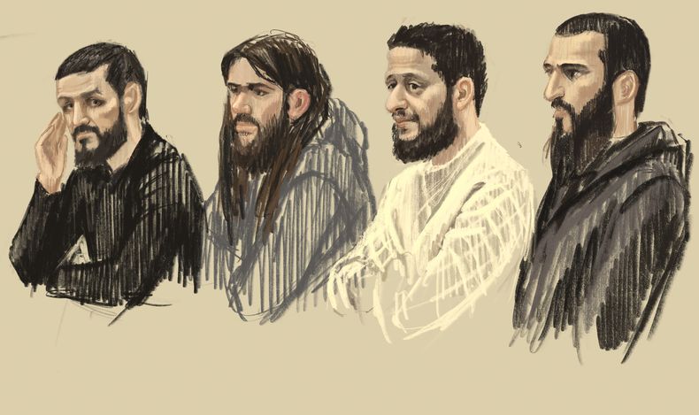 ARCHIVO - En este boceto de la corte, de izquierda a derecha los acusados -Mohamed Abrini, Osama Krayem, Salah Abdeslam y Sofiane Ayari, que miran desde una celda transparente durante el juicio por ataques en Bruselas celebrado el 22 de marzo de 2016 en el edificio Justitia en Bruselas, el 5 de diciembre de 2022. (Petra Urban via AP, Archivo)