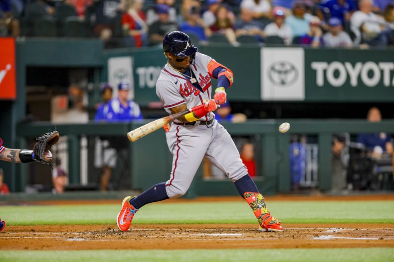 Ronald Acuña Jr de los Bravos de Atlanta conecta un jonrón en la alta de la segunda entrada en el duelo ante los Rangers de Texas el lunes 15 de mayo del 2023. (AP Foto/Gareth Patterson)