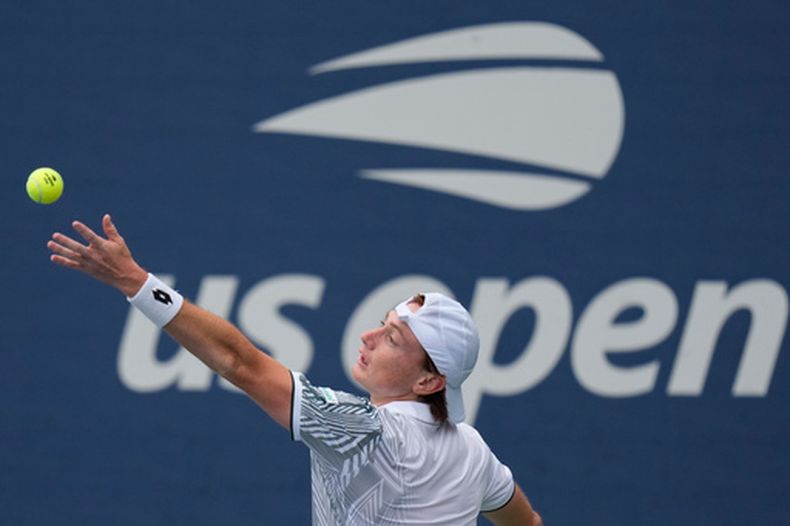 Ignacio Buse saca ante Marcos Giron durante la primera ronda del US Open, el miércoles 2 de septiembre de 2026, en Nueva York. (AP Foto/Seth Wenig)