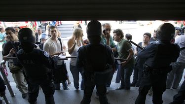 americateve | La polic&iacute;a impide el ingreso a usuarios en la estaci&oacute;n del barrio bonaerense de Once, donde un tren escenific&oacute; una colisi&oacute;n en el and&eacute;n en Buenos Aires, Argentina, el s&aacute;bado 19 de octubre de 2013. No hubo muertos