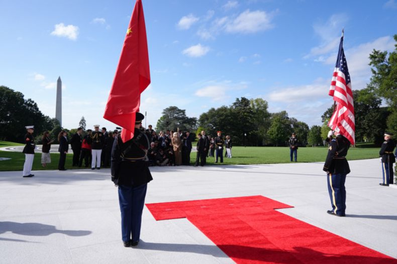 Elementos del Ejército toman sus lugares antes de que el presidente Donald Trump y la primera dama Melania Trump reciban al presidente chino Xi Jinping y su esposa Peng Liyuan el el Pórtico Sur de la Casa Blanca, el jueves 24 de septiembre de 2026, en Washington. (AP Foto/Jacquelyn Martin)