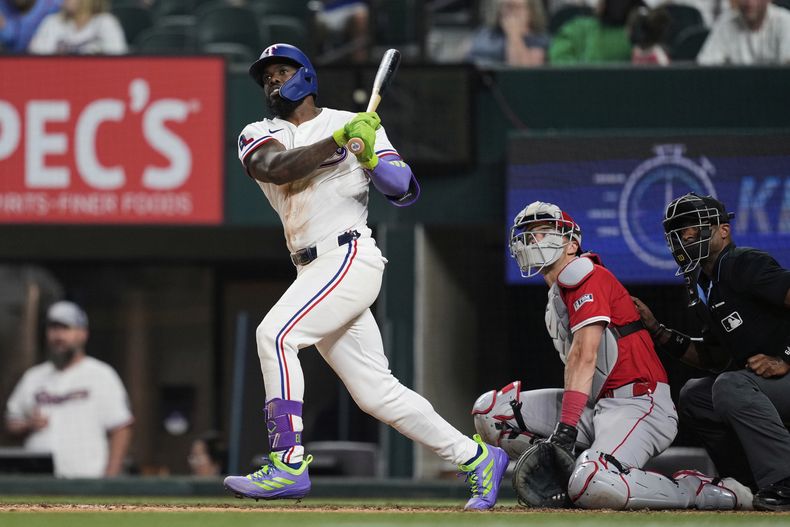 El cubano Adolis García, de los Rangers de Texas, conecta un doble en el duelo ante los Angelinos de Los Ángeles, el miércoles 27 de agosto de 2025 (AP Foto/Tony Gutiérrez)