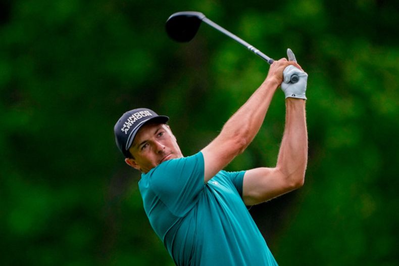 Jordan Spieth reacciona a su golpe en el hoyo 18 de la primera ronda del torneo Truist Championship en Quail Hollow Club, el jueves 7 de mayo del 2026. (AP Foto/Chris Carlson)d