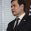 El secretario de Estado de EEUU, Marco Rubio, rinde juramento ante el vicepresidente estadounidense JD Vance en el recinto de la Casa Blanca, en Washington, el martes 21 de enero de 2025. (AP Foto/Evan Vucci)