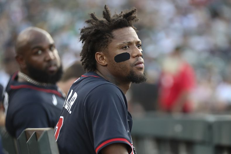 El venezolano Ronald Acuña Jr., de los Bravos de Atlanta, observa desde la cueva durante el juego del jueves 10 de julio de 2025, ante los Atléticos (AP Foto/Scott Marshall)