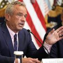 El secretario de Salud y Servicios Humanos (HHS, por sus siglas en inglés), Robert F. Kennedy Jr., habla en la Casa Blanca, en Washington, el miércoles 30 de julio de 2025, mientras el presidente Donald Trump lo escucha, en un evento para promover su propuesta de mejorar el acceso de los estadounidenses a sus registros médicos. (AP Foto/Mark Schiefelbein)