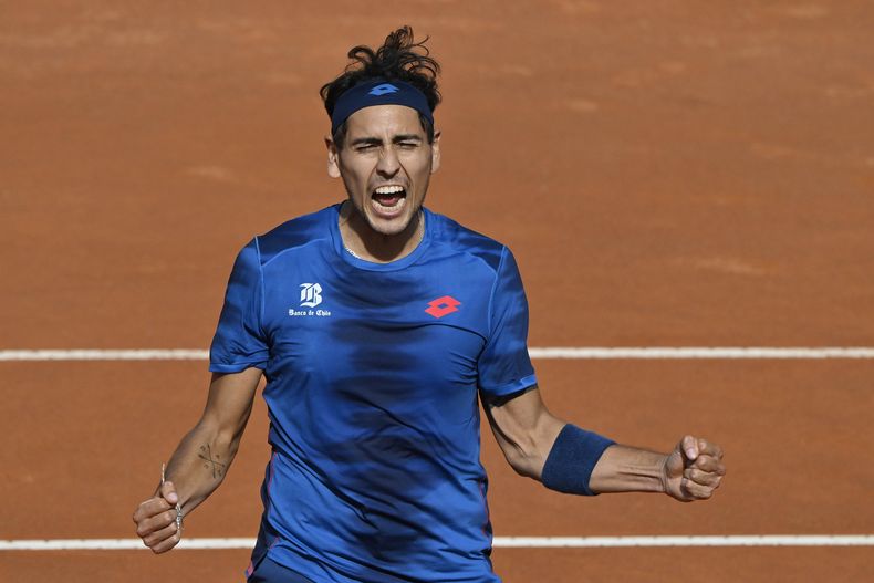 El chileno Alejandro Tabilo celebra tras derrotar al chino Zhang Zhizhen en los cuartos de final del Abierto de Italia, el miércoles 15 de mayo de 2024, en Roma. (AP Foto/Antonietta Baldassarre)