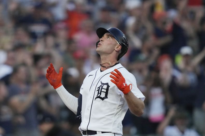 Kerry Carpenter, de los Tigres de Detroit, mira al cielo mientras se acerca al plato después de batear un cuadrangular de tres carreras durante la séptima entrada del juego de béisbol en contra de los Reales de Kansas City, el lunes 19 de junio de 2023, en Detroit. (AP Foto/Carlos Osorio)
