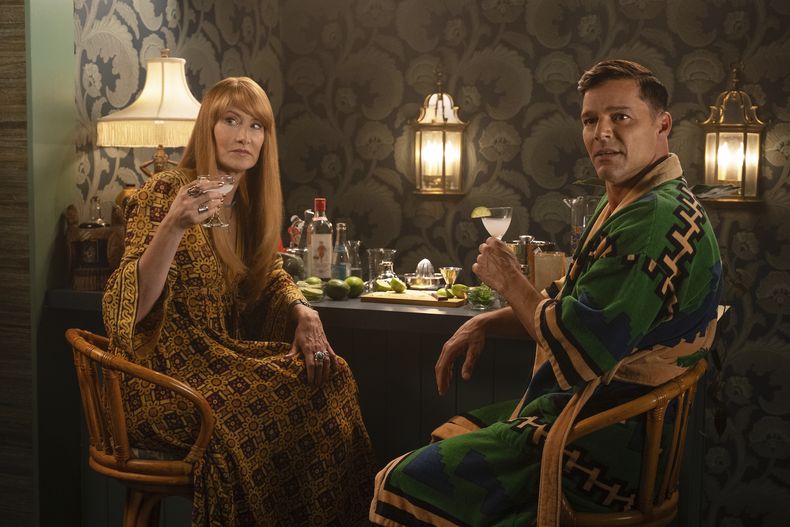 En esta imagen proporcionada por Apple TV+, Laura Dern, izquierda, y Ricky Martin en una escena de la serie Palm Royale. (Apple TV+ via AP)