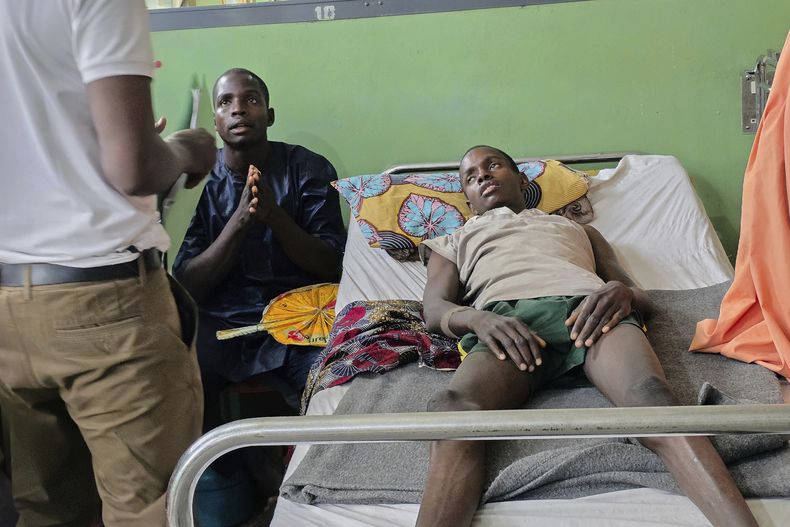 Un paciente que tiene meningitis en el hospital universitario de Maiduguri, Nigeria, el 8 de abril del 2025. (AP foto/Hamza Suleiman)