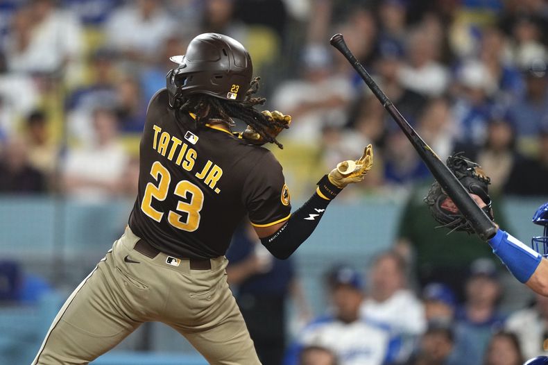 El dominicano Fernando Tatis Jr., de los Padres de San Diego, trata de evitar un pelotazo en el juego ante los Dodgers de Los Ángeles, el jueves 19 de junio de 2025 (AP Foto/Mark J. Terrill)