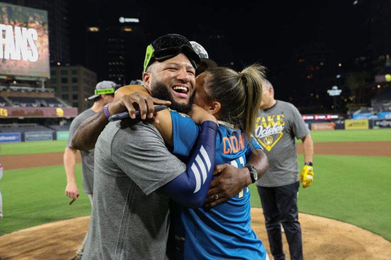 Jackson Chourio de los Cerveceros de Milwaukee celebra con familiares el conseguir el pase a la Serie de Campeonato de la Liga Nacional tras eliminar a los Padres de San Diego, el miércoles 7 de octubre de 2026, en San Diego. (AP Foto/Derrick Tuskan)