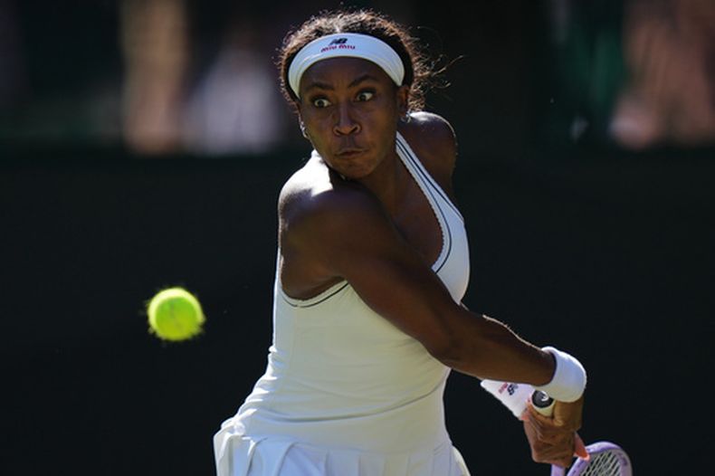Coco Gauff, de los Estados Unidos, devuelve una pelota durante el partido de tercera ronda de individuales femeninos contra Claire Liu, también de los Estados Unidos, en el Campeonato de Tenis de Wimbledon en Londres, el viernes 3 de julio de 2026. (Foto AP/Brian Inganga)