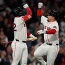 Mickey Gasper celebra con su compañero de los Medias Rojas de Boston Wilyer Abreu su jonrón en la octava entrada ante los Guardianes de Cleveland el martes 22 de septiembre del 2026. (AP Foto/Charles Krupa)