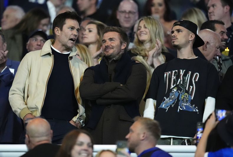 Tom Brady, co-dueño del Birmingham City, y David Beckham, co-dueño del Inter Miami durante un partido de la League One del fútbol inglés, el lunes 16 de septiembre de 2024, en Birmingham, Inglaterra. (Nick Potts/PA vía AP)