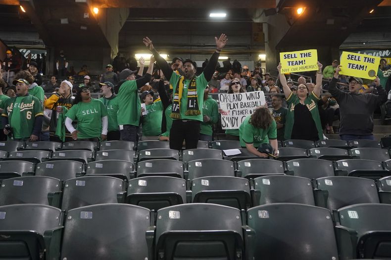 Fanáticos de los Atléticos de Oakland protestan contra la potencial mudanza del equipo a Las Vegas, durante el juego del viernes 28 de abril de 2023, ante los Rojos de Cincinnati (AP Foto/Jeff Chiu)