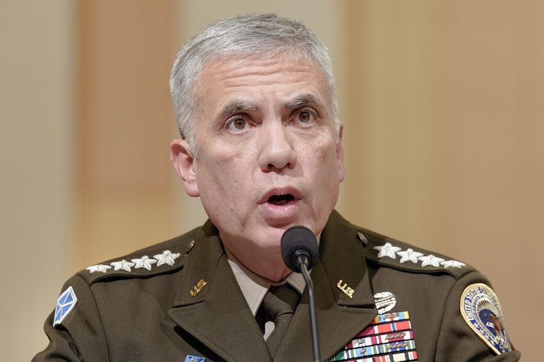 ARCHIVO - El general Paul Nakasone, comandante del Mando Cibernético de Estados Unidos, presta declaración durante una reunión del Comité Selecto de la Cámara de Representantes centrada en China en el Capitolio, el miércoles 31 de enero de 2024, en Washington. (AP Foto/Mariam Zuhaib, Archivo)