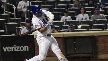Pete Alonso, de los Mets de Nueva York, batea un cuadrangular en la octava entrada del juego de béisbol en contra de los Gigantes de San Francisco, el domingo 2 de julio de 2023, en Nueva York. (AP Foto/Bebeto Matthews)