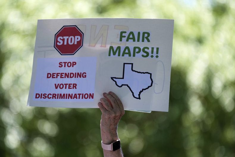 Una mujer sostiene un letrero en una marcha de protesta contra las audiencias de redistribución de distritos en el Capitolio de Texas, el jueves 24 de julio de 2025, en Austin, Texas. (AP Foto/Eric Gay)