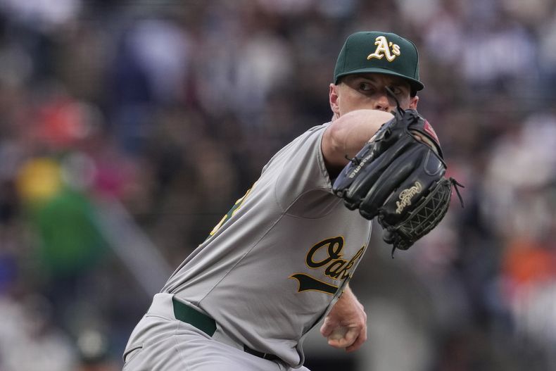 El lanzador de lo Atléticos de Oakland, JP Sears lanza ante un bateador de los Gigantes de San Francisco durante la primera entrada del juego de béisbol, el martes 30 de julio de 2024, en San Francisco. (AP Foto/Godofredo A. Vásquez)