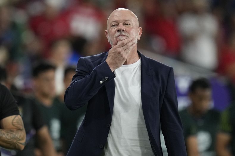 El brasileño Antonio Carlos Zago, técnico de la selección de Bolivia, se marcha de la cancha al intermedio de un partido de la Copa América ante Panamá, el lunes 1 de julio de 2024, en Orlando, Florida (AP Foto/John Raoux)