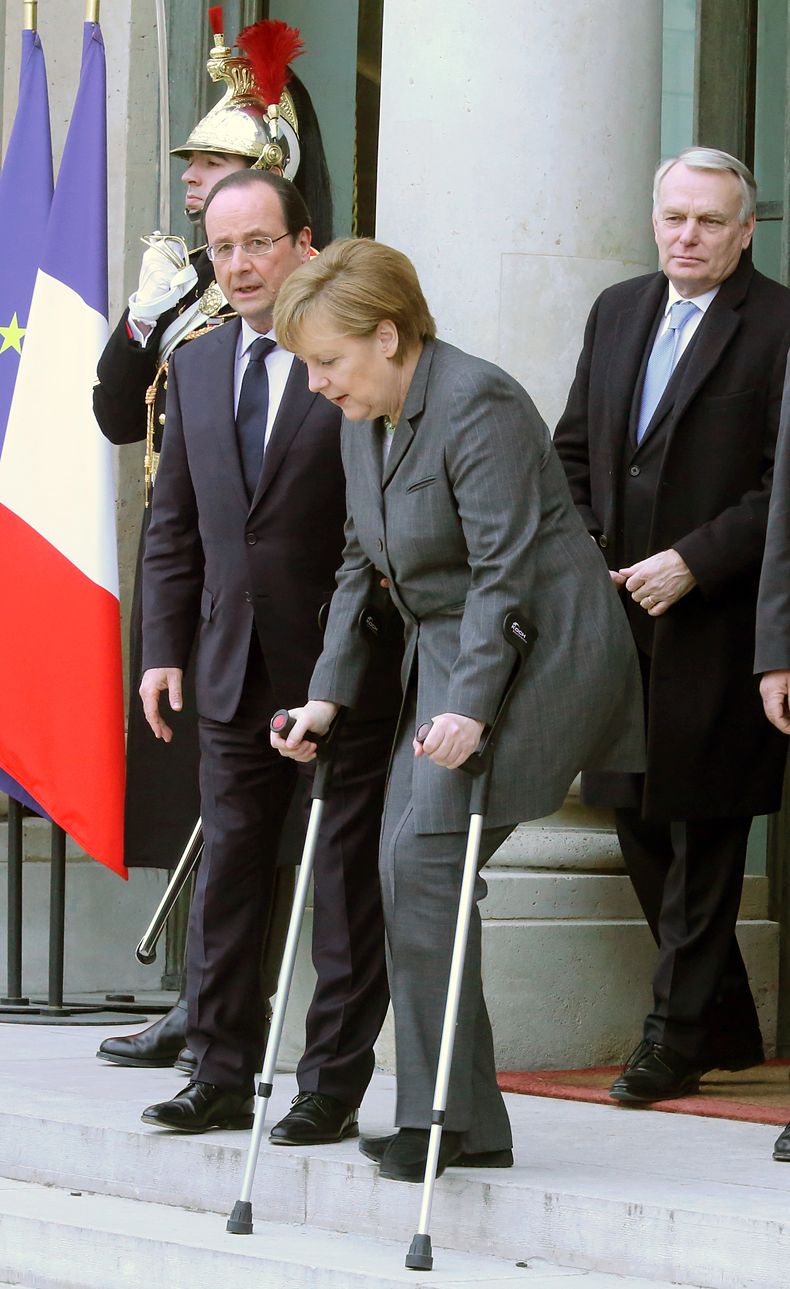 La canciller alemana Angela Merkel sale del Palacio del Eliseo al concluir una reuni&oacute;n franco-germana en Par&iacute;s, el mi&eacute;rcoles 19 de febrero de 2014. A la derecha est&aacute; el primer ministro franc&eacute;s Jean-Marc Ayrault y a la iz