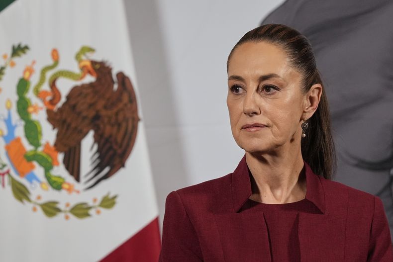 ARCHIVO - La presidenta mexicana, Claudia Sheinbaum, en su conferencia de prensa matutina en el Palacio Nacional en Ciudad de México, el 2 de abril de 2025. (AP Foto/Marco Ugarte, Archivo)