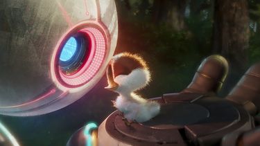 Esta imagen proporcionada por Universal Pictures muestra a Roz, con la voz de Lupita Nyongo, izquierda, y Brightbill, con la voz de Kit Connor, en una escena de Wild Robot de DreamWorks Animation. (DreamWorks Animation/Universal Pictures vía AP)