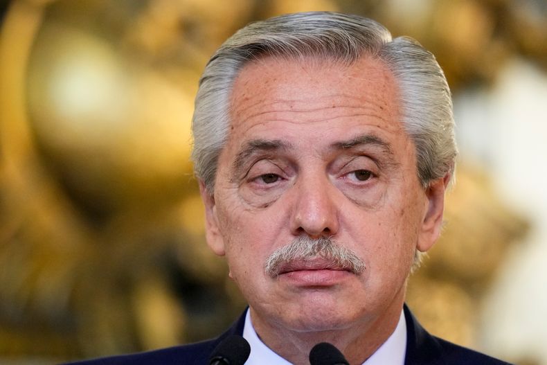 ARCHIVO - El entonces presidente de Argentina, Alberto Fernández, asiste a una conferencia de prensa conjunta en la Casa de Gobierno en Buenos Aires, Argentina, el 13 de junio de 2023. (Foto AP/Natacha Pisarenko, Archivo)