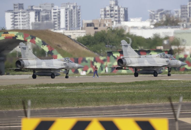 Aviones de combate de Taiwán se preparan para despegar de una base aérea en Hsinchu, en el norte de Taiwán, el 11 de diciembre de 2024, luego de que el Ministerio de Defensa dijo que detectó la presencia de buques y aviones militares chinos en maniobras militares cerca de la isla. (AP Foto/Chiang Ying-ying)