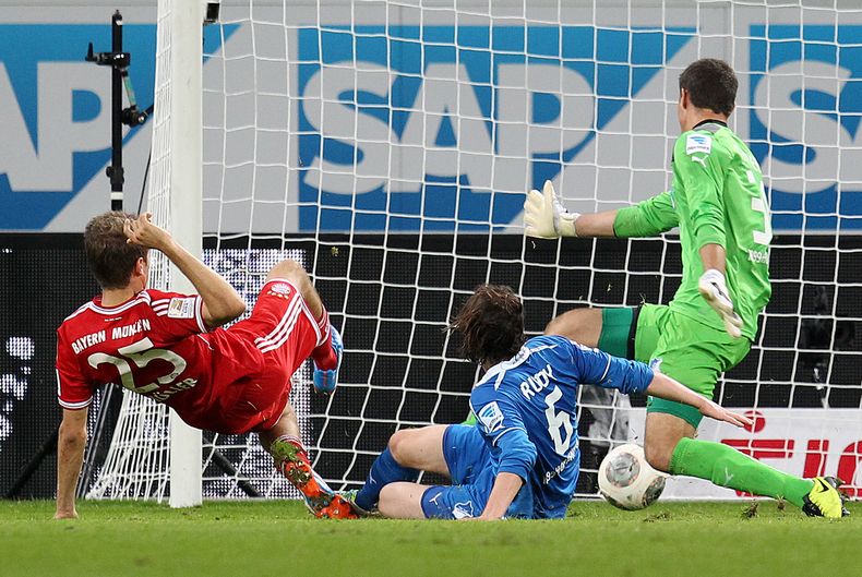 El jugador de Bayern Munich, Thomas Mueller, izquierda, anota un gol contra Hoffenheim en la Bundesliga el s&aacute;bado, 2 de noviembre de 2013, en Sinsheim, Alemania. (AP Photo/Michael Probst)