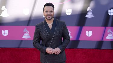 ARCHIVO - Luis Fonsi llega la 23a entrega anual del Latin Grammy en la Arena Mandalay Bay Michelob Ultra el 17 de noviembre de 2022. Fonsi lanzó su álbum El viaje con colaboraciones con Laura Pausini y Carlos Vives el 17 de mayo de 2024. (Foto AP/John Locher, archivo)