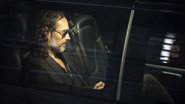 Russell Brand sale del teatro Troubabour Wembley Park en Londres después de presentar un espectáculo de comedia el 16 de septiembre de 2023. La policía británica instó el lunes a las mujeres que alegan haber sido agredidas sexualmente por Russell Brand a declarar ante las autoridades, mientras la industria del entretenimiento en Reino Unido enfrentaba dudas sobre si el mal comportamiento del comediante no fue cuestionado debido a su fama. (James Manning/PA via AP)