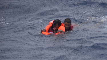 Una inmigrante de Cuba es rescatada en alta mar por la Guardia Costera de EEUU. Cortesía.&nbsp;