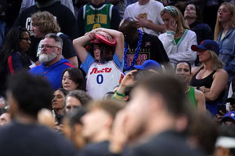 Un aficionado de los 76ers de Filadelfia reacciona durante el último minuto del tercer partido de la serie contra los Celtics de Boston, el viernes 24 de abril de 2026, en Filadelfia. (AP Foto/Matt Slocum)