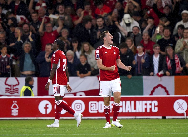 Chris Wood, de Nottingham Forest, festeja tras anotar el segundo gol ante Sheffield United, en un partido de la Liga Premier inglesa disputado el viernes 18 de agosto de 2023 (Tim Goode/PA via AP)