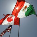 ARCHIVO - Banderas nacionales de Estados Unidos, Canadá y México ondean en la brisa en Nueva Orleans, donde los líderes del Tratado de Libre Comercio en América del Norte se reunieron el 21 de abril de 2008. (AP Foto/Judi Bottoni, Archivo)