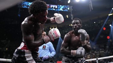Terence Crawford (derecha) derriba a Erol Spence Jr. durante su pelea de unificación de los títulos welter, el sábado 29 de julio de 2023 en Las Vegas (AP Foto/John Locher)