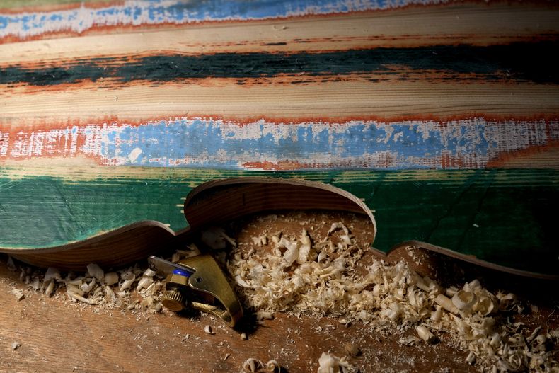 Un violín hecho con la madera de barcos de inmigrantes en la prisión Opera de máxima seguridad cerca de Milán, el viernes 9 de febrero de 2024. Presos de Opera usan la madera para crear instrumentos musicales que la Orquesta del Mar tocó en su debut en el Teatro alla Scala. (Foto AP/Antonio Calanni)