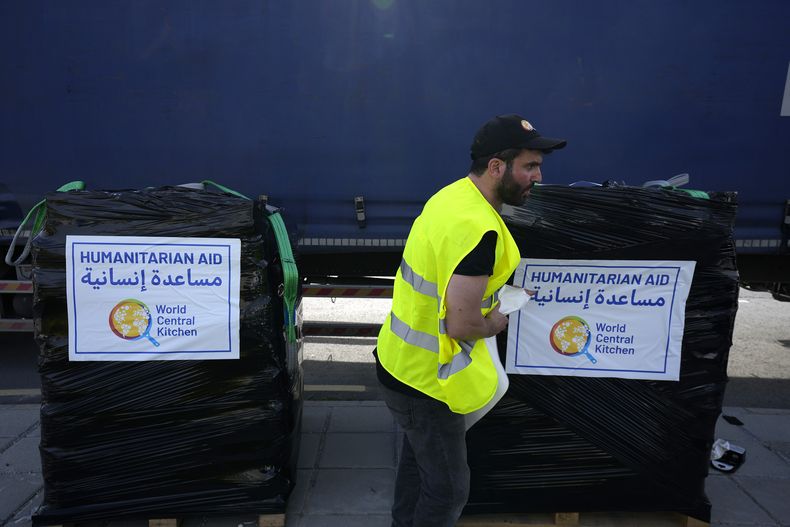ARCHIVO - Un miembro de World Central Kitchen prepara la ayuda humanitaria para su transporte al puerto de Larnaca desde donde será enviada a Gaza, en un almacén cerca de Larnaca, Chipre, el 13 de marzo de 2024. (AP Foto/Petros Karadjias, Archivo)