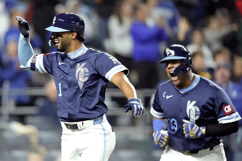 El boricua MJ Meléndez (izquierda) y el venezolano Salvador Pérez, de los Reales de Kansas City, festejan luego de anotar ante los Orioles de Baltimore, el viernes 19 de abril de 2024 (AP Foto/Charlie Riedel)