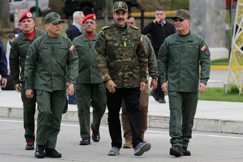 El presidente venezolano, Nicolás Maduro (centro), el ministro de Defensa, Vladimir Padrino López (derecha), y el general Domingo Hernández llegan a una manifestación cívico-militar organizada por el gobierno en Caracas, Venezuela, el martes 25 de noviembre de 2025. (Foto AP/Cristian Hernández)