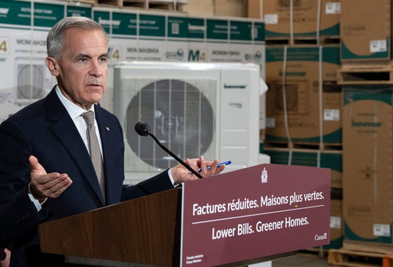 El primer ministro de Canadá, Mark Carney, anuncia un nuevo programa federal durante una visita a una fábrica de calefacción residencial y comercial, el jueves 8 de octubre de 2026, en Sherbrooke, Quebec. (Christinne Muschi/The Canadian Press via AP)