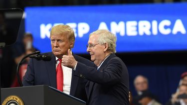 ARCHIVO – El presidente Donald Trump llama al escenario al líder de la mayoría del Senado, Mitch McConnell, en un mitin de campaña en Lexington, Kentucky, el 4 de noviembre de 2019. (AP Foto/Susan Walsh, Archivo)
