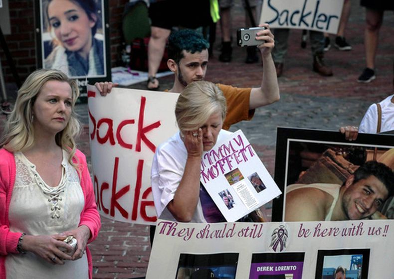 Una protesta contra las empresas farmacéuticas que fabrican opioides afuera de un tribunal en Boston, el 2 de agosto del 2019. (AP foto/Charles Krupa)