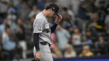 El abridor de los Yankees de Nueva York, Cam Schlittler, abandona el segundo juego de una serie divisional de la Liga Americana de béisbol contra los Rays de Tampa Bay durante la quinta entrada el lunes 5 de octubre de 2026, en San Petersburgo, Florida. (Foto AP/Phelan Ebenhack)