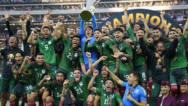 Jugadores de México celebran con el trofeo tras ganar la Copa Oro CONCACAF al vencer en la final a Panamá el domingo 16 de julio del 2023. (AP Foto/Ashley Landis)